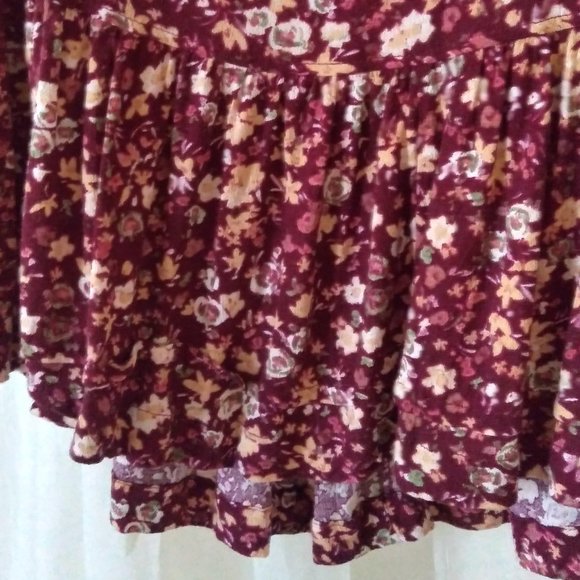Burgundy Floral Print Ruffle-Hemmed Blouse Size L - Picture 9 of 16